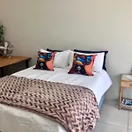 Penguins Cove Coastal Haven Studio Apartment-Bloubergstrand