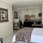Penguins Cove Coastal Haven Studio Apartment-Bloubergstrand